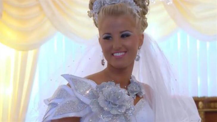 18 yaşında verdiği evlilik kararı ülkede gündem oldu! Etrafında 73 adam vardı