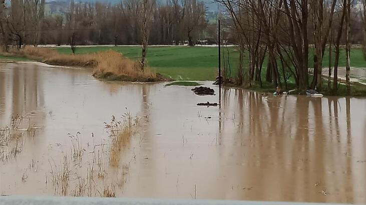 2 gündür devam eden yağışlar Gediz Çayı'nı taşırdı