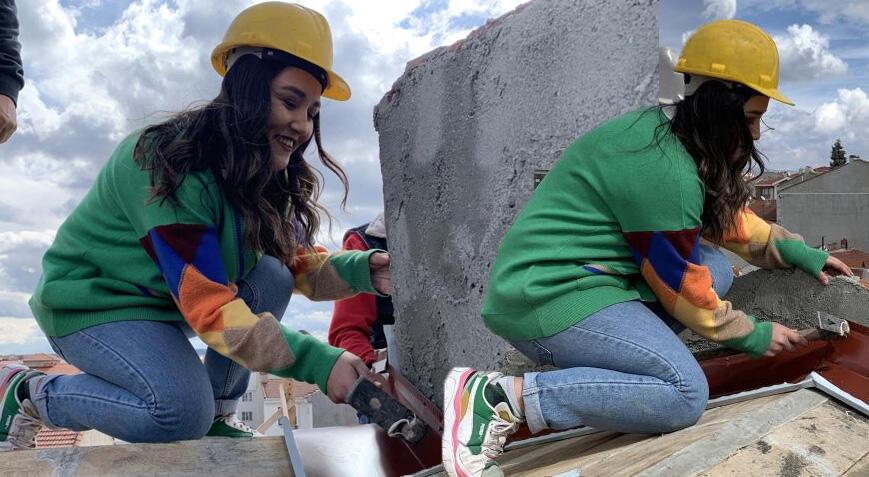24 yaşındaki Ayşegül, metrelerce yüksekte çatı montajı yapıyor