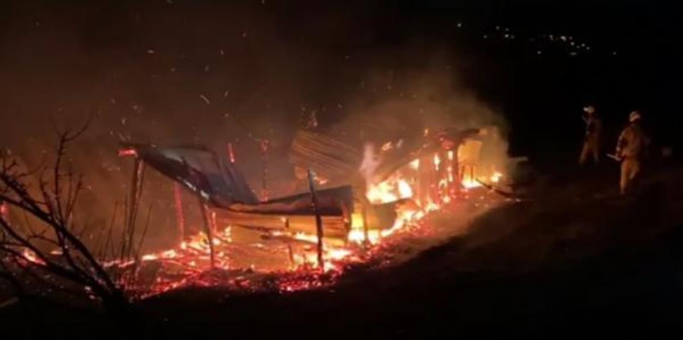 3 ay önce inşa edilen ağıl, yangında küle döndü