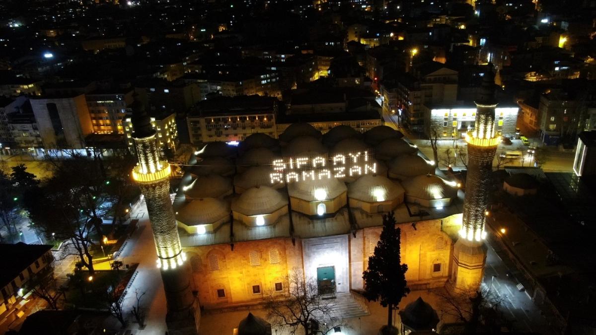 622 yıllık Ulu Cami'ye asılan Ramazan mahyası geceyi aydınlattı