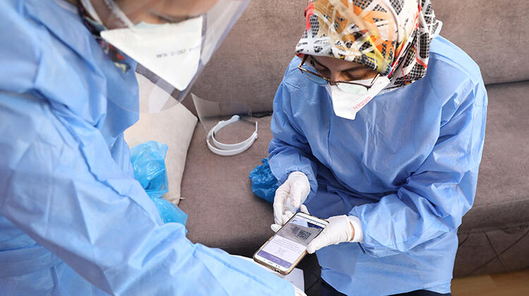 85 yaş üzeri vatandaşlar evlerinde aşılanmaya başlandı