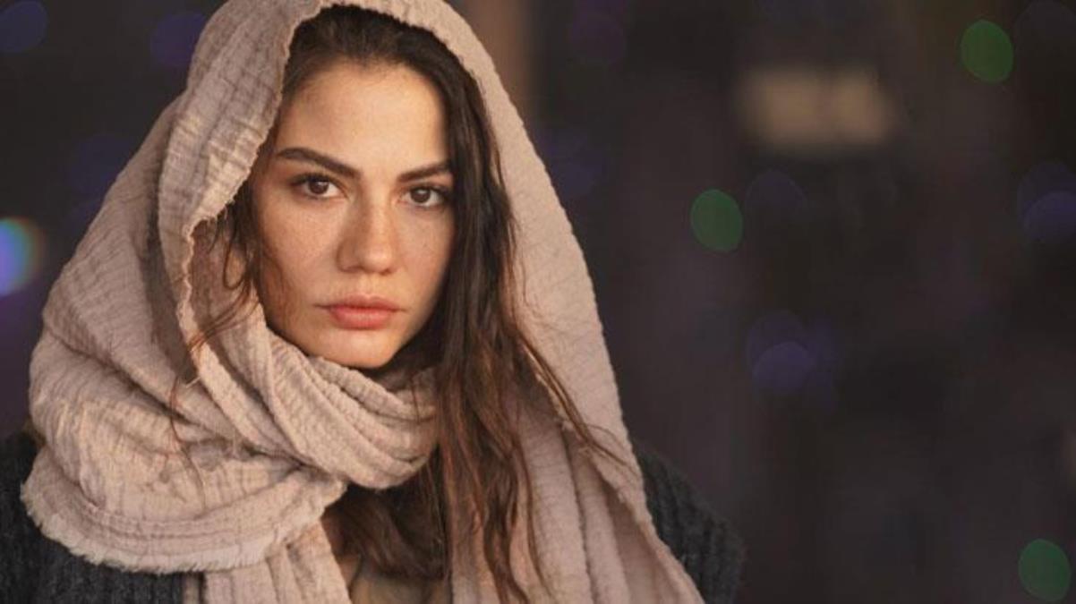 Adım Farah dizisindeki performansıyla tam not alan Demet Özdemir'e bir övgü de usta oyuncu Filiz Akın'dan geldi