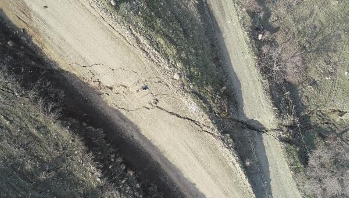 Adıyaman'da dağların arasından geçen fay kırığı havadan görüntülendi