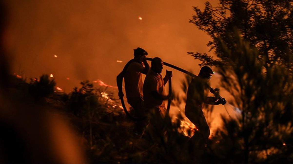 AFAD'dan Çanakkale'deki orman yangınına ilişkin açıklama: Bölgeye bin 489 personel, 8 uçak, 26 helikopter sevk edildi