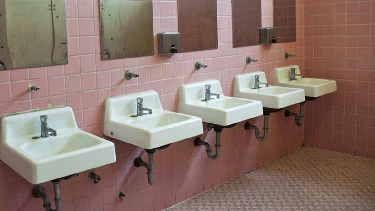 Afrika'da okul tuvaletinde kız öğrenciyle ilişkiye girerken yakalanan müdür yardımcısı linç edildi