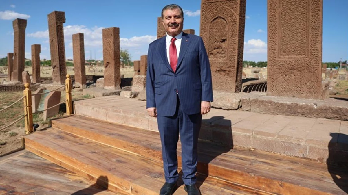 Ahlat Selçuklu Mezarlığı'nı ziyaret eden Bakan Koca'nın gururlu pozu