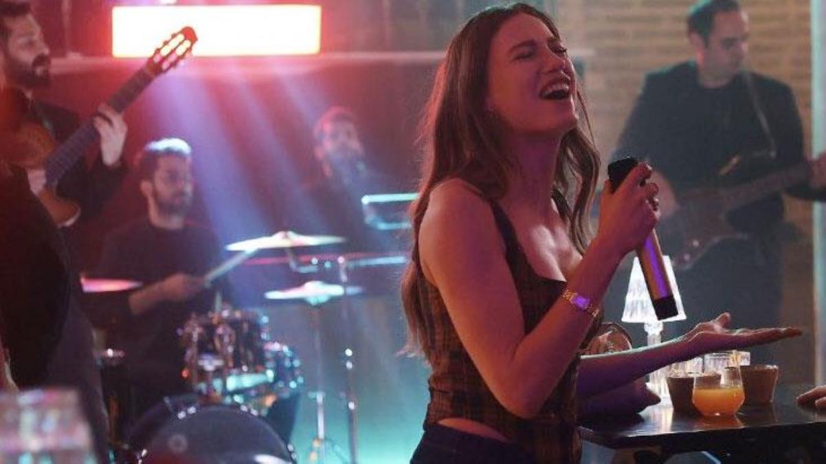 Aile dizisinden ön izleme sahnesi yayınlandı! Serenay Sarıkaya sesiyle hayran bıraktı