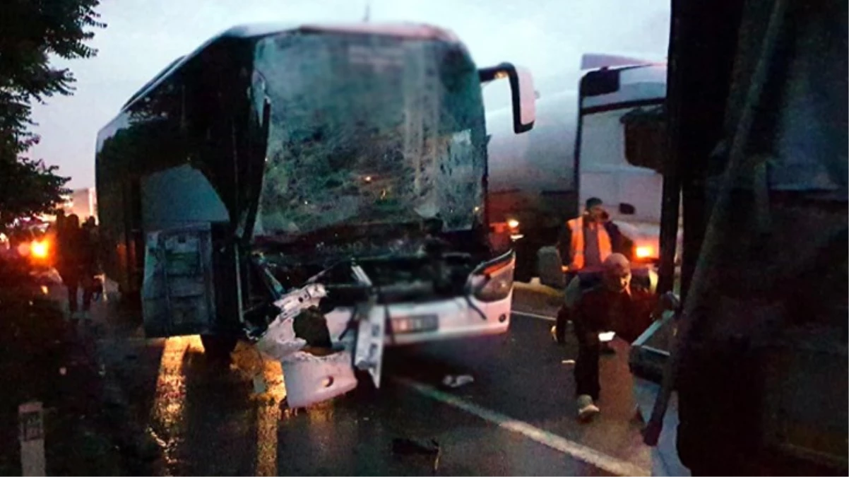 AK Parti seçmenlerini taşıyan otobüs tıra çarptı: 22 yaralı