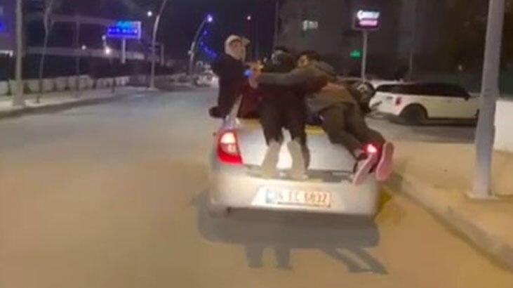 Akılalmaz olay! 5 genç araç üstünde seyahat etti