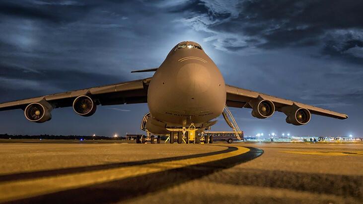 Akılalmaz olay! Hareket halindeki uçağın kanadına çıktı
