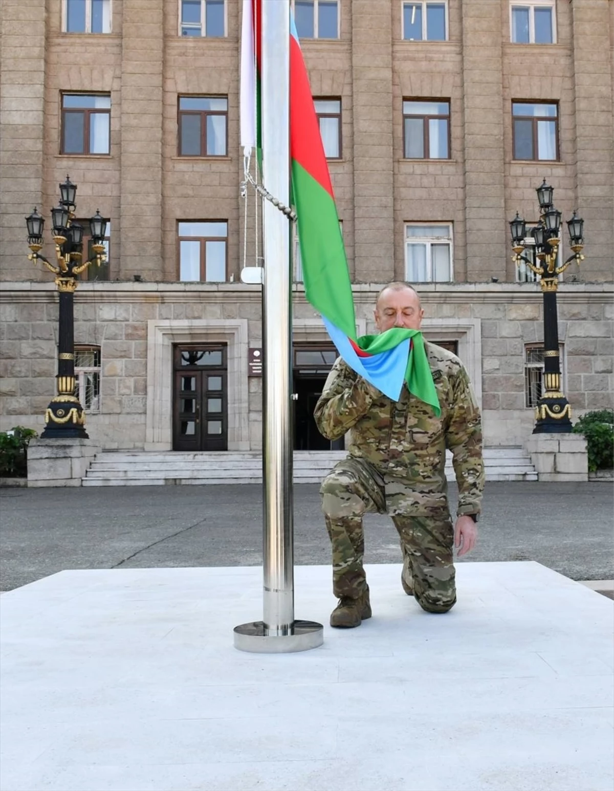 Aliyev, 613 sivilin katledildiği Hocalı'da Azerbaycan bayrağını göndere çekti