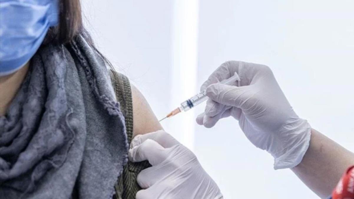 Almanya'da bir kişi, sahte aşı kartı satmak için 90 kez Kovid-19 aşısı oldu