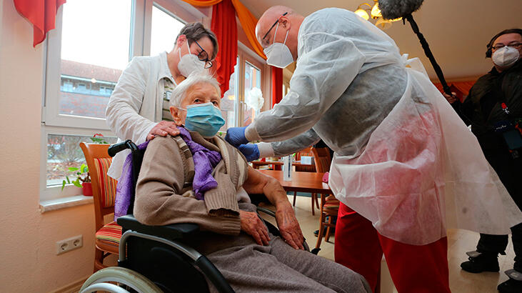 Almanya'da ilk koronavirüs aşısı 101 yaşındaki kadına yapıldı