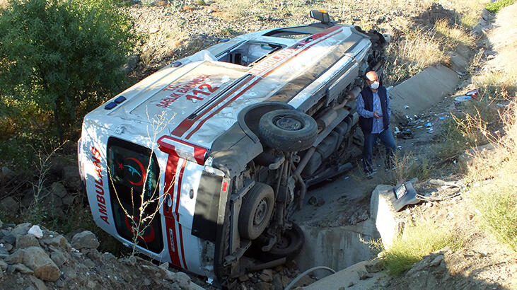 Ambulans takla attı: 3 yaralı