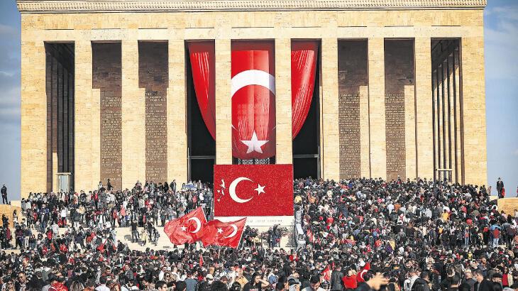 Anıtkabir’e insan seli