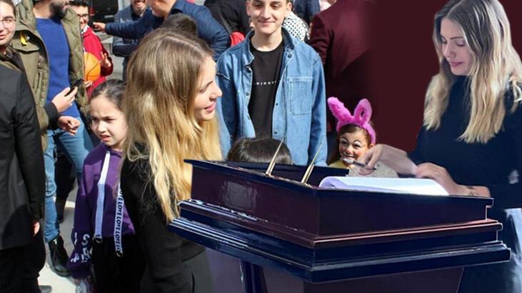 Anıtkabir'i ziyaret eden oyuncu Eda Ece anı defterini doldururken gözyaşlarnı tutamadı!