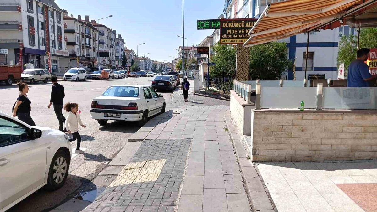 Ankara'da Anahtarını Üzerinde Bıraktığı Otomobili Çalan Hırsız Kameralara Yansıdı