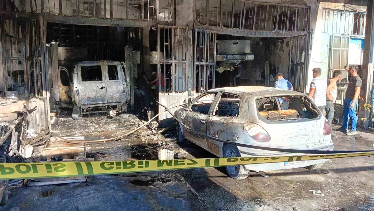 Ankara'da Oto Tamirhanesinde Çıkan Yangında 3 Otomobil ve 3 Dükkan Kullanılamaz Hale Geldi