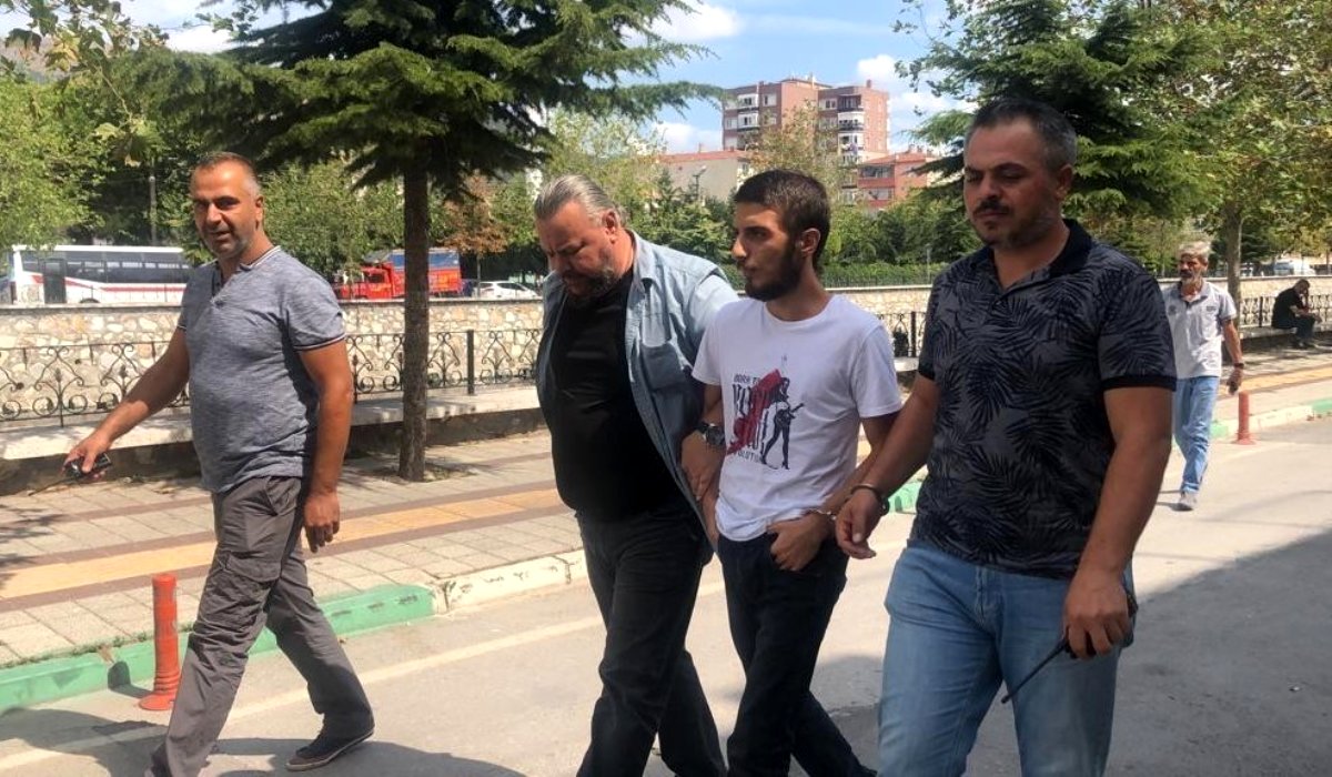 Annesini elli yerinden bıçaklayıp öldürdü
