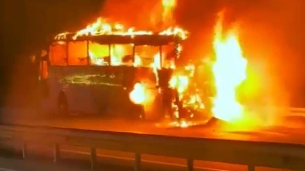 Antalya'da seyir halindeki yolcu otobüsü cayır cayır yandı! Geriye sadece demir yığını kaldı