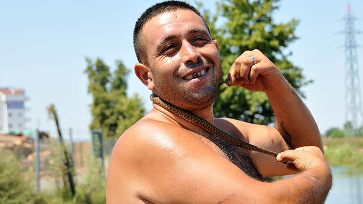 Antalya'da şok eden görüntü! Kanalda yılanlara aldırmadan yüzüyorlar