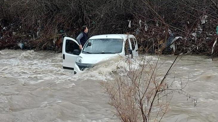 Araçları ile dereden geçmek istediler! 3 kişi ölümden döndü