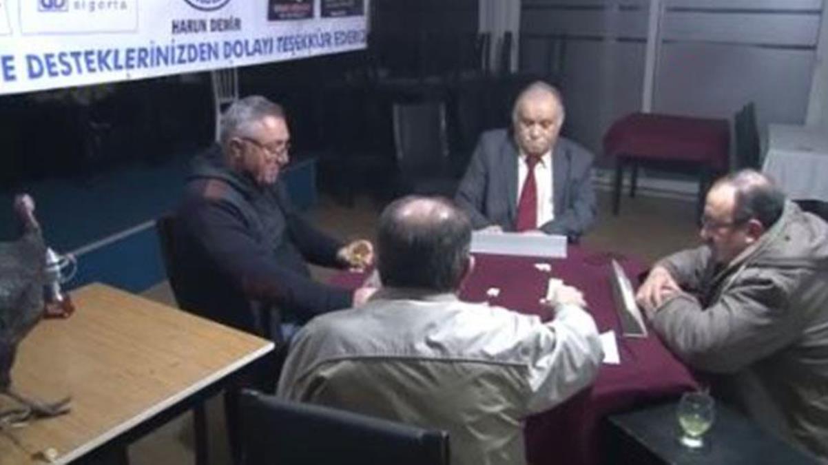 Arkadaşlar okey oynamaya oturdu! Masanın 5'ncisini görenler anlam vermekte zorlandı