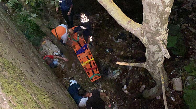  4 metrelik duvardan dereye düştü!