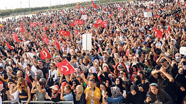 Aşı karşıtları maskesiz mesafesiz meydanlardaydı