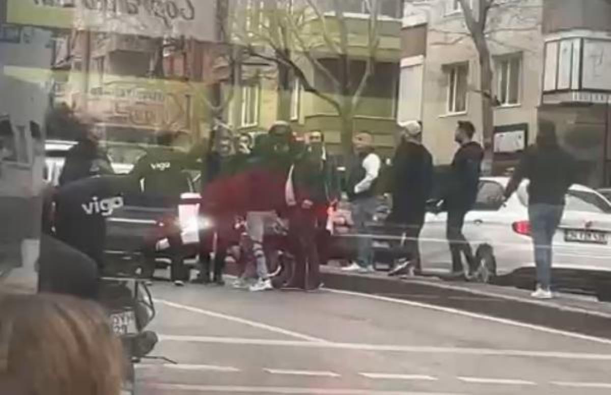 Ataşehir'de tekmeli yumruklu yol kavgası! Biri kaskıyla, diğeri laptopla saldırdı