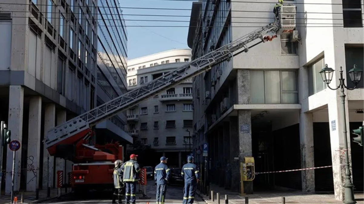 Atina'da Çalışma Bakanlığı önünde bomba patladı