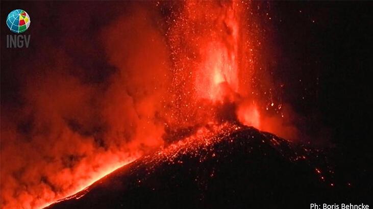 Avrupa'nın en aktif yanardağı Etna bir kez daha lav püskürttü
