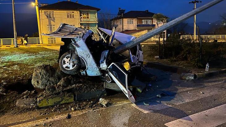 Aydınlatma direğine çarpan otomobil ikiye bölündü