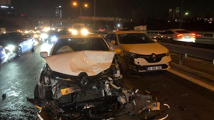 Bağcılar'da zincirleme kaza! 4 araç birbirine girdi