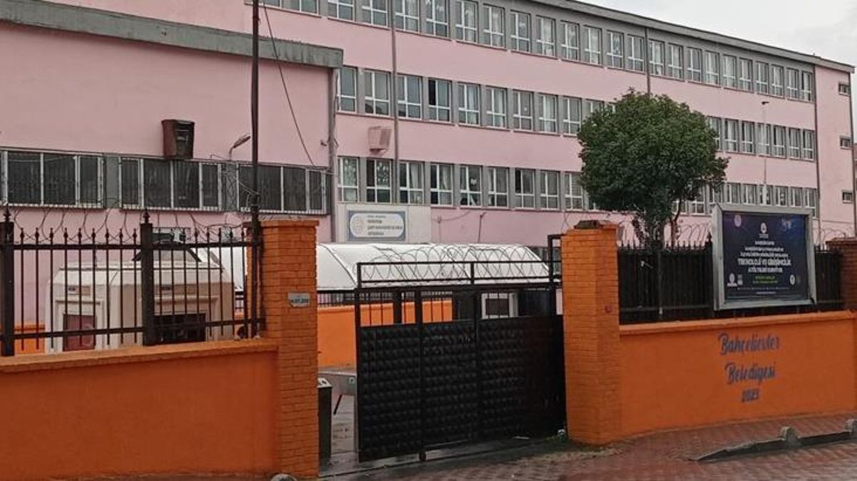 Bahçelievler'deki ortaokulda korkutan manzara! Duvarlarda derin çatlaklar oluştu, veliler tedirgin