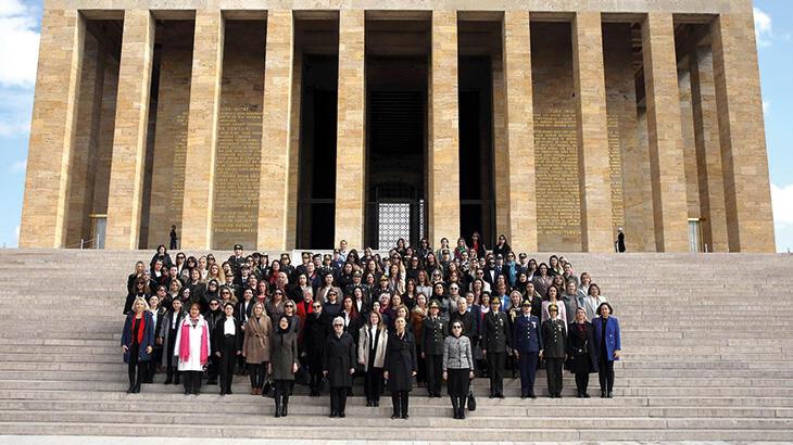 Bakan Akar'ın eşi Şule Akar ve beraberindeki komutan eşlerinden Anıtkabir'e ziyaret