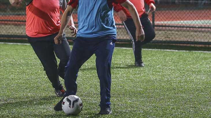 Bakan resmen duyurdu! Halı sahalar yarın açılıyor