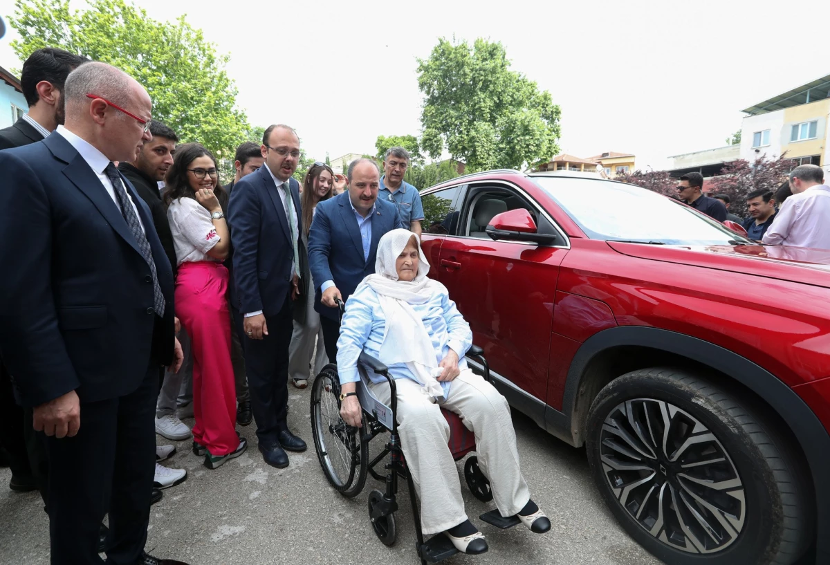 Bakan Varank, Hatice Teyzemizi Türkiye'nin otomobili ile oy kullanmaya getirdi