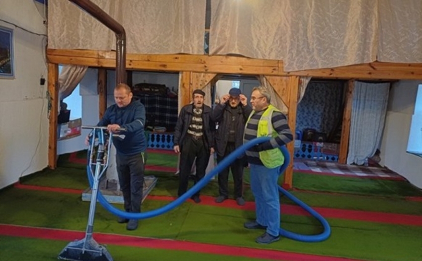 Balkanlardaki camilerde Ramazan temizliği