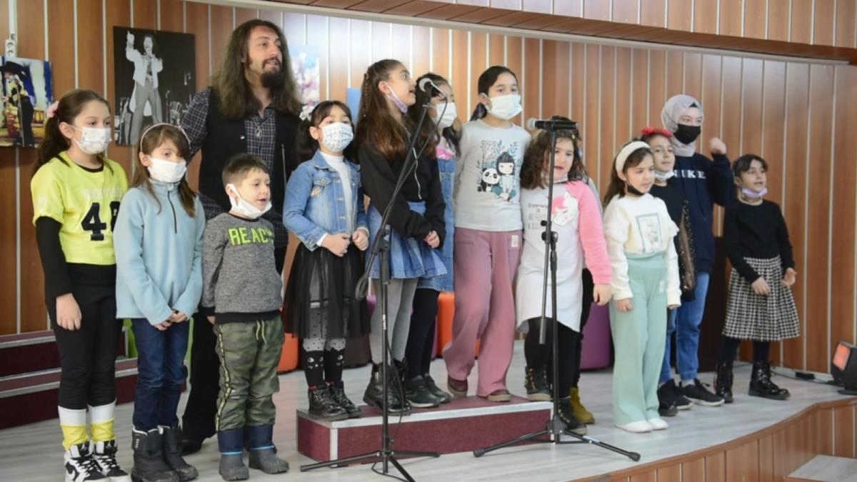 Barış Manço, vefatının 23. yıl dönümünde yaptırdığı okulda şarkılarıyla anıldı