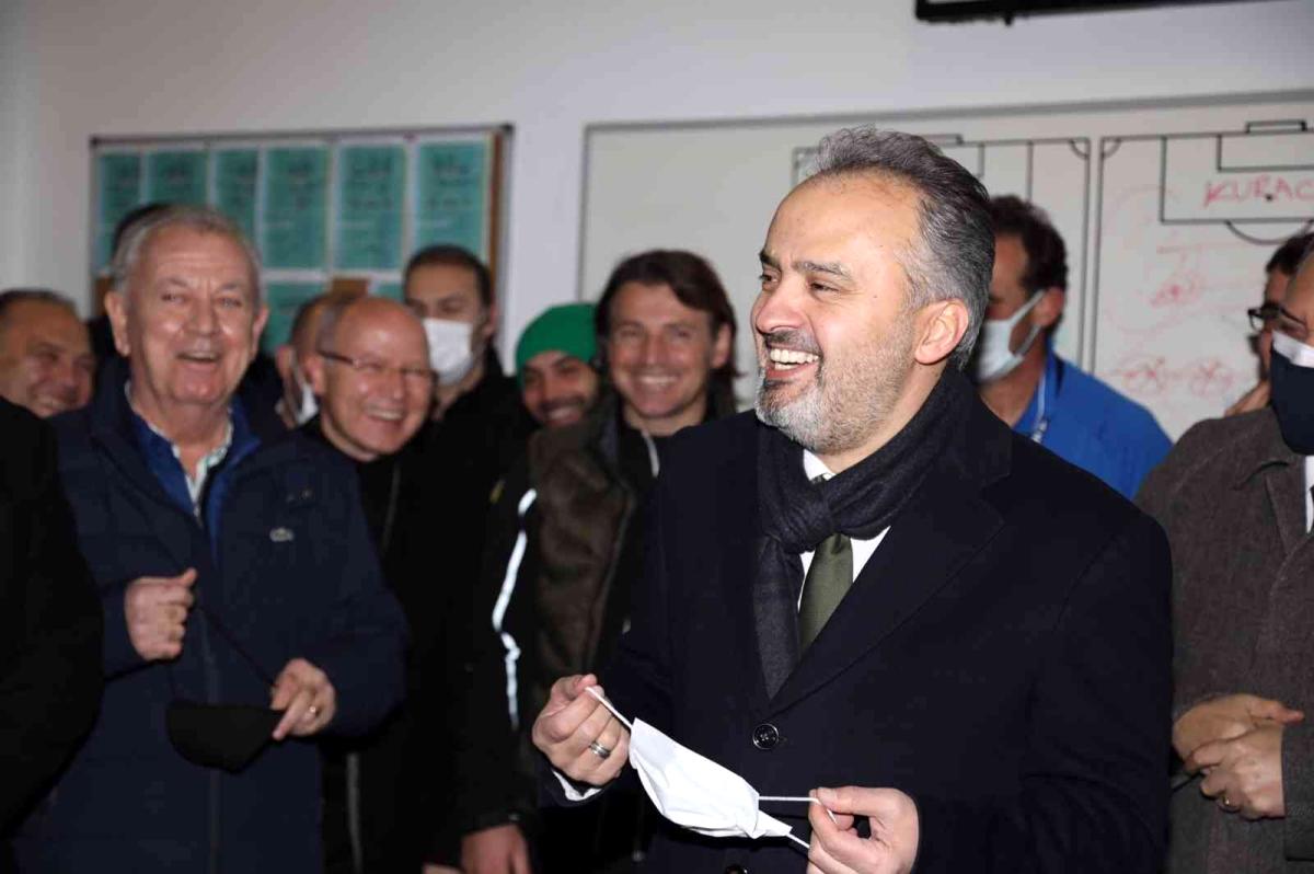 Başkan Alinur Aktaş, Bursaspor'un soyunma odasına indi