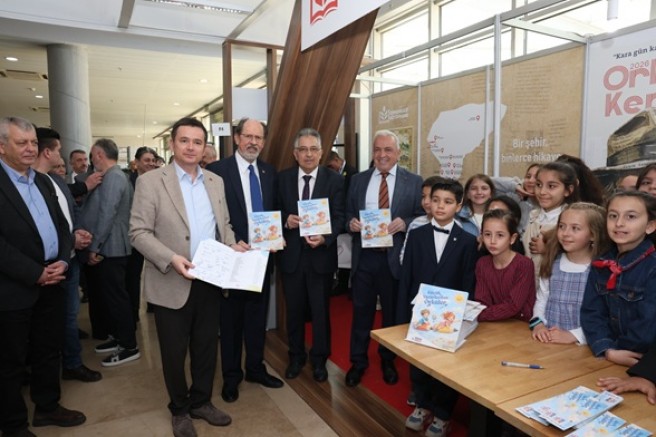 Başkan Erkan Aydın Bursa 23. Kitap Fuarı’nda çocuk yazarlarla buluştu