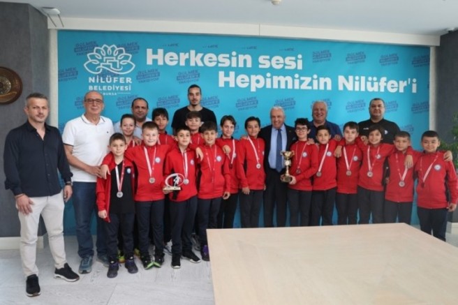 Başkan Şadi Özdemir başarılı sporcuları ağırladı