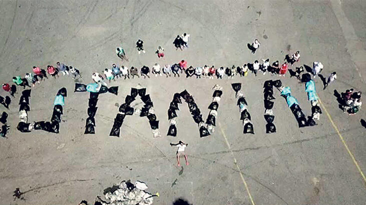 Bayramcıların çöplerini adalılar topladı