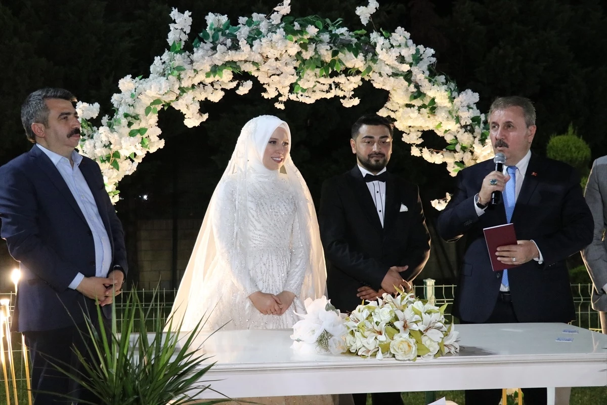 BBP Genel Başkanı Mustafa Destici, Sinem Uçak ve Nezir Turan'ın nikahında şahitlik yaptı