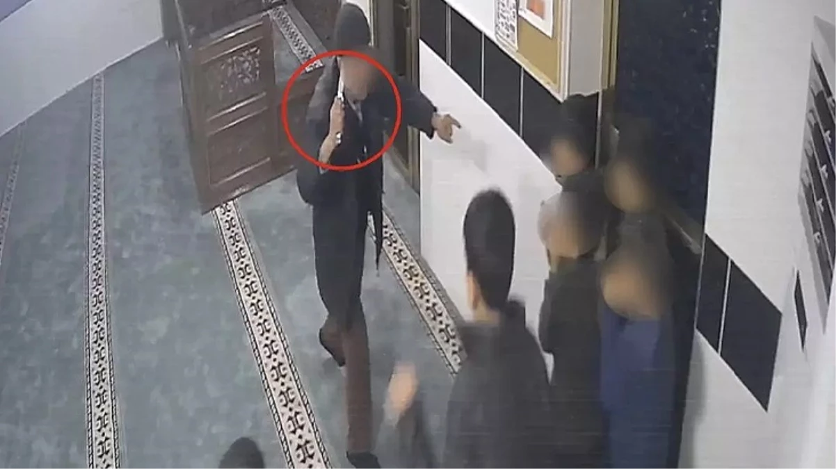 Bıçakla camiyi basan yaşlı adam, çocuklara 