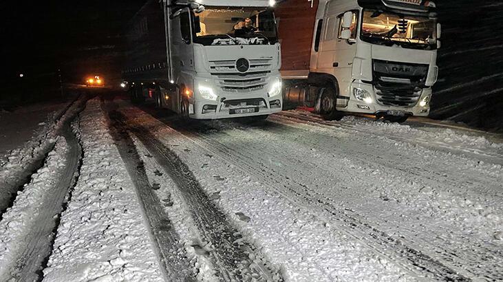 Bir anda bastırdı! Kar yolları kapadı