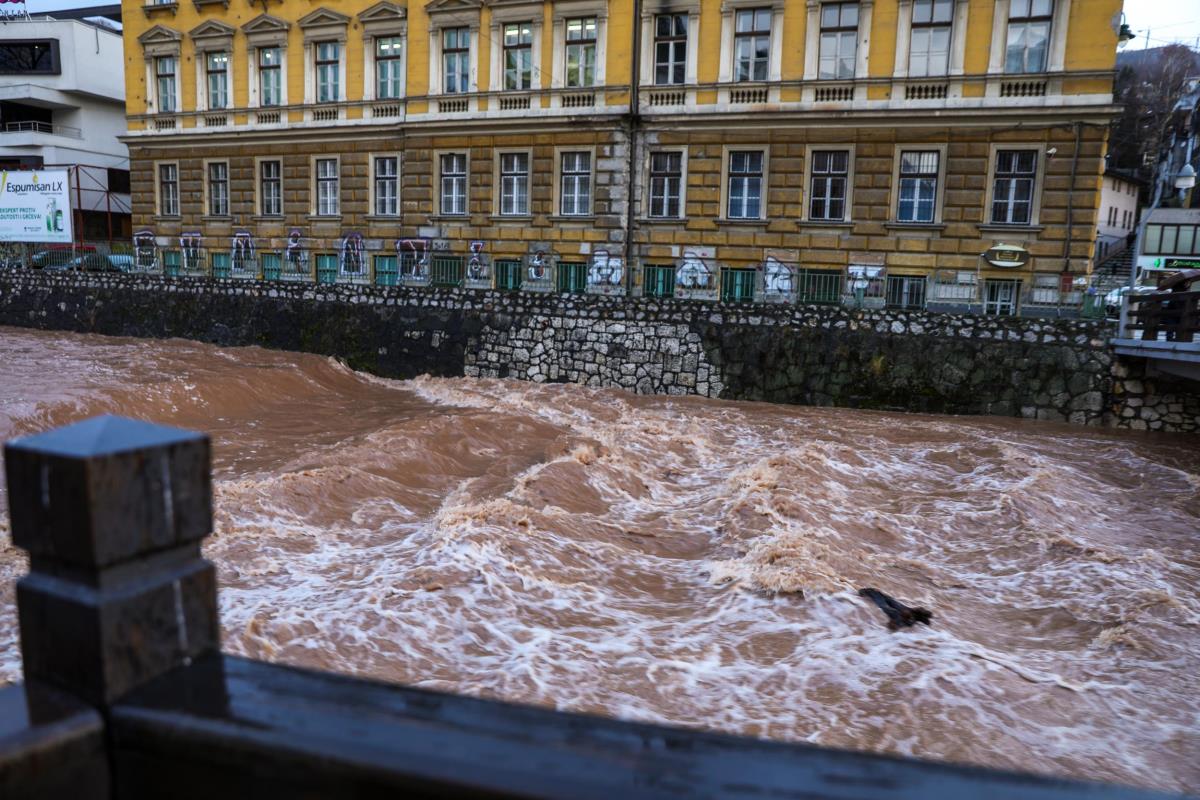 Bosna Hersek ve Sırbistan'da şiddetli yağışlar sele neden oldu