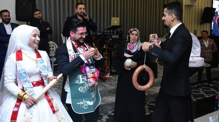 Böyle takı töreni görülmedi! Sucuk, bulaşık deterjanı...